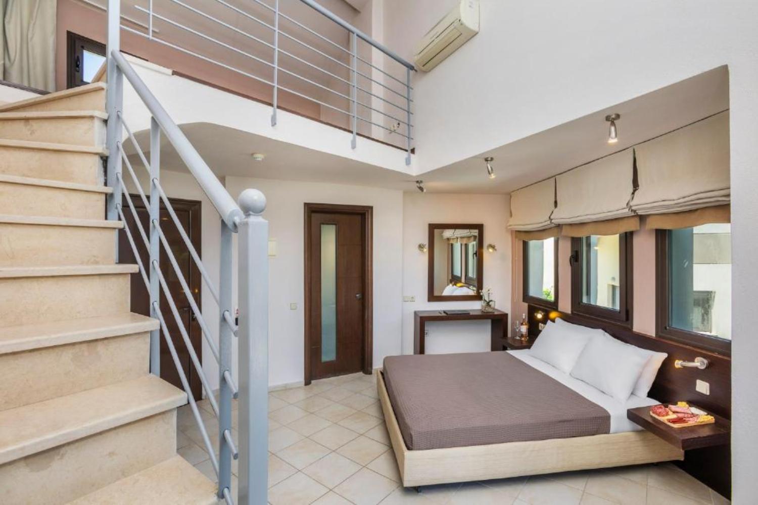 Tiara Holidays - Ohana Hotel - Family Room Split level - soba